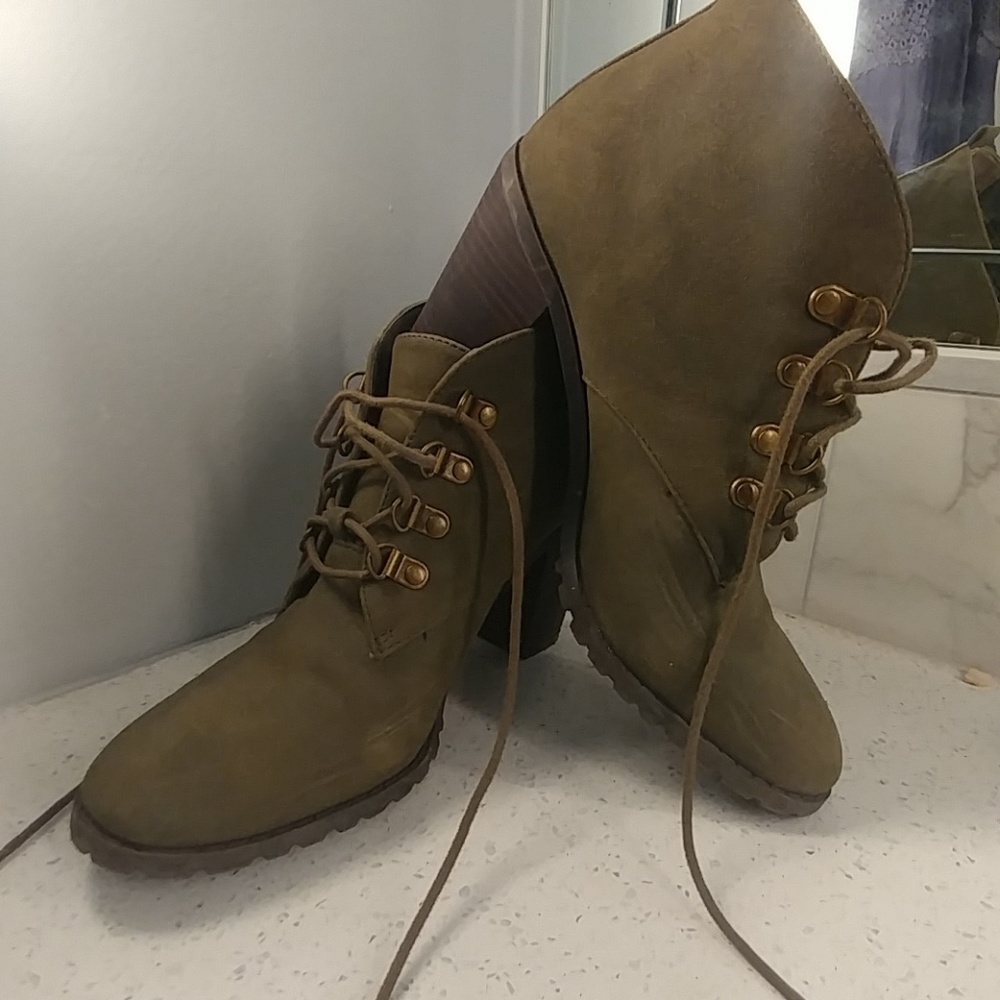 Low cut olive boots